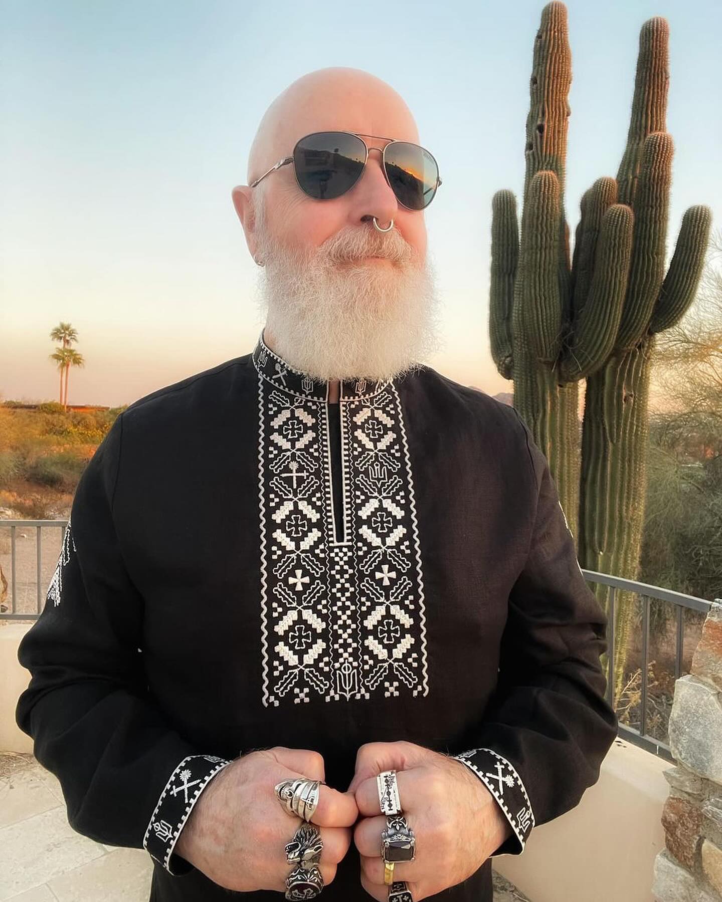 "Бог металу" на стилі. Один з найкращих музикантів світу одягнув українську вишиванку (фото)