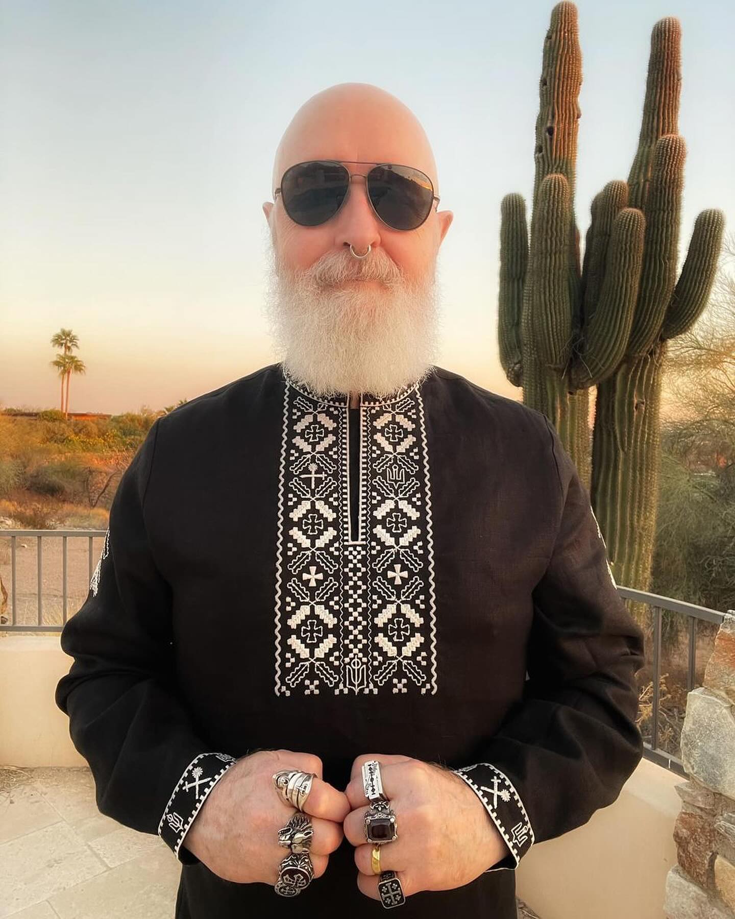 "Бог металу" на стилі. Один з найкращих музикантів світу одягнув українську вишиванку (фото)