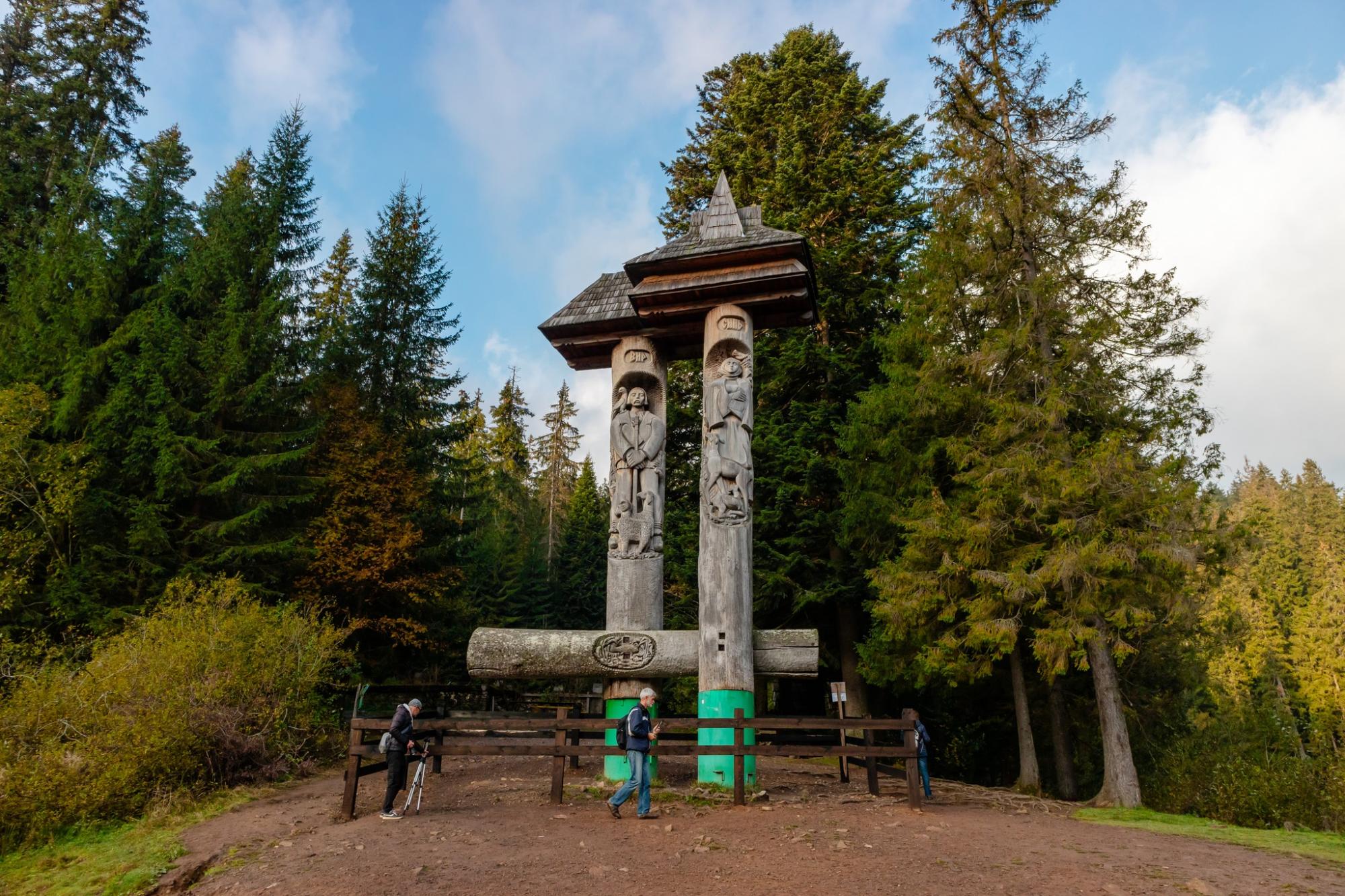 Різнобарвне листя вкрило дерева: як виглядають Карпати та озеро Синевир восени (фото)