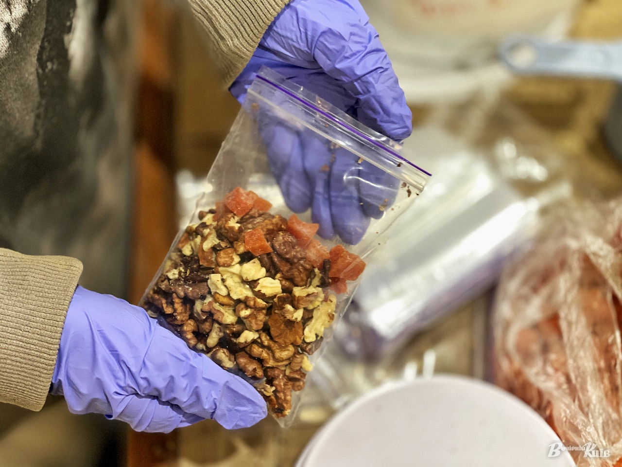 У Києві восьмикласник готує сухпайки для воїнів: за столом проводить декілька годин