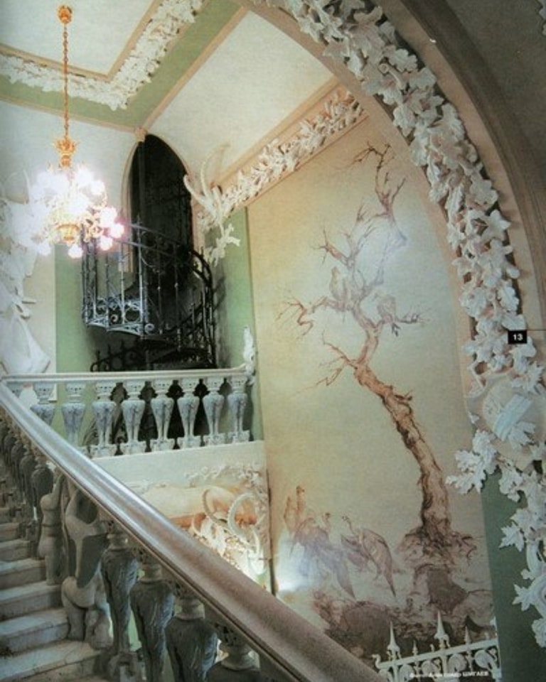 Не менш фантастичний, ніж зовні. Дивіться, як виглядає будинок із химерами всередині (фото)