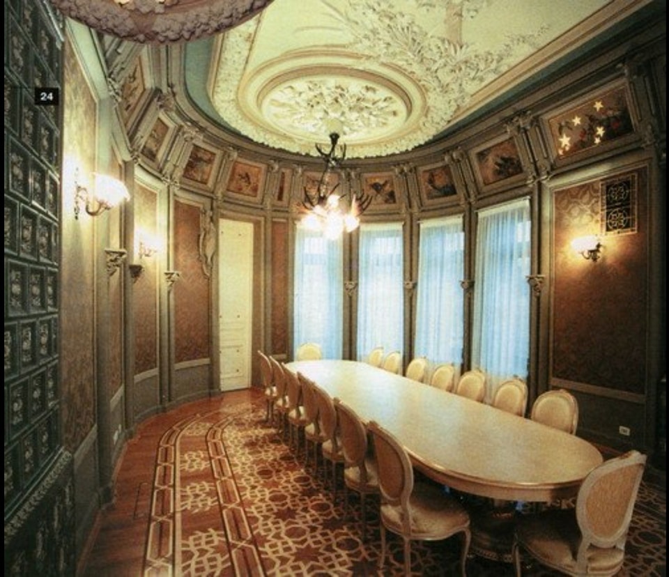 Не менш фантастичний, ніж зовні. Дивіться, як виглядає будинок із химерами всередині (фото)