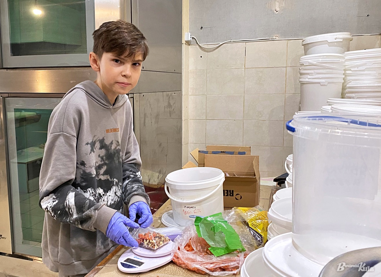 У Києві восьмикласник готує сухпайки для воїнів: за столом проводить декілька годин