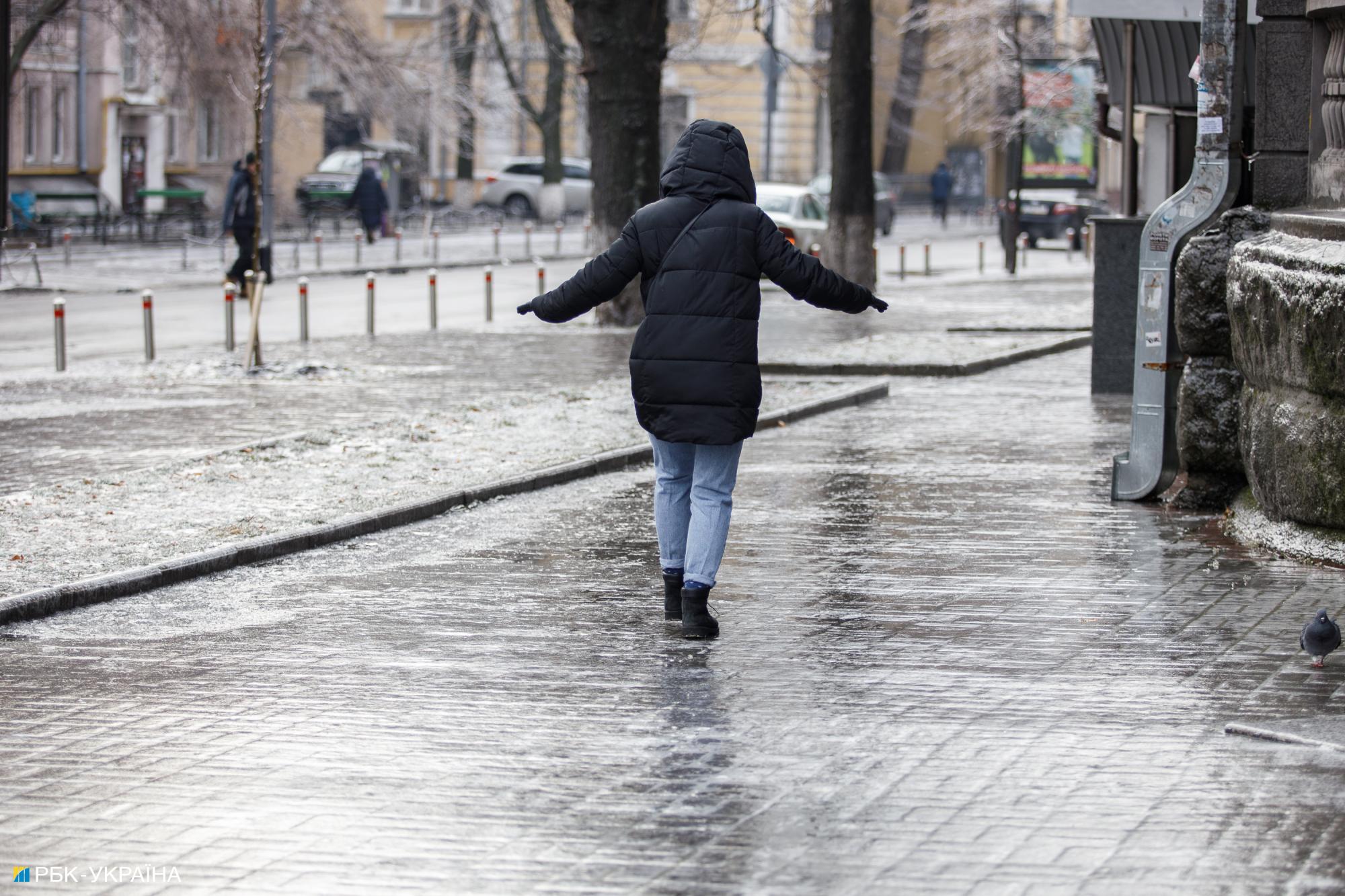 Ожеледь на вулиці: як правильно пересуватися і врятуватися від травм
