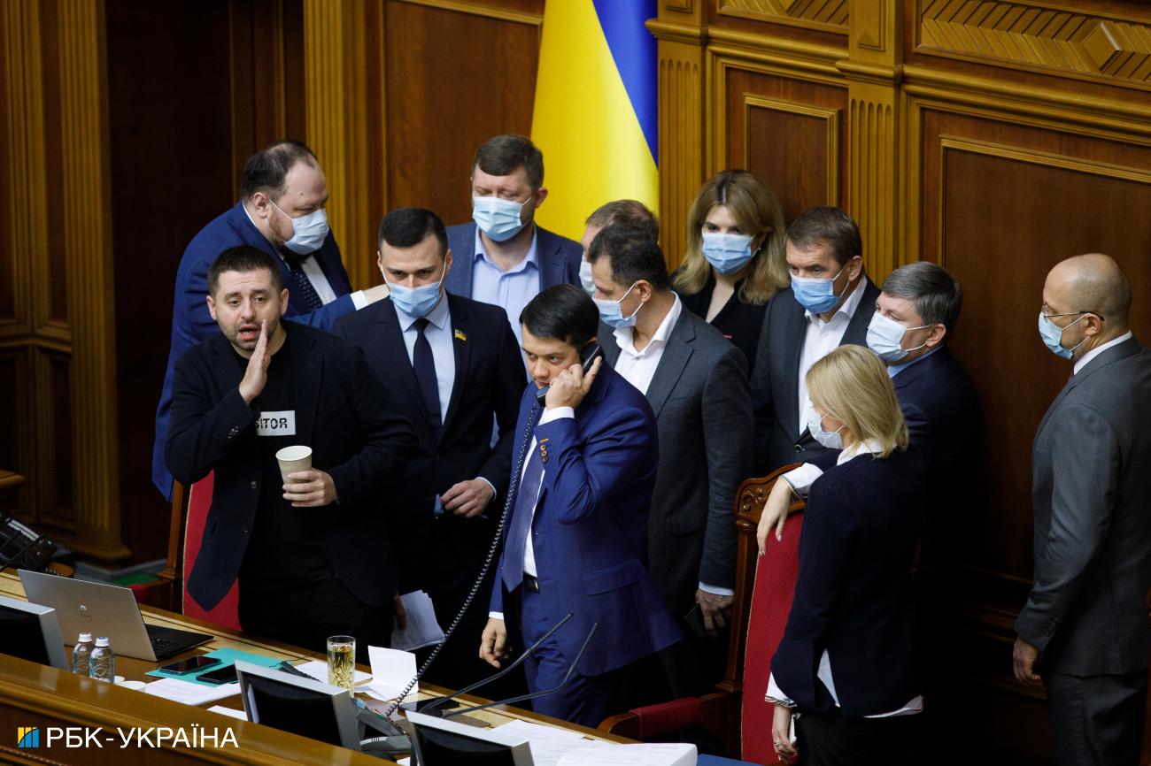 Пенсії, податки та олігархи. Чим займеться Рада цієї осені