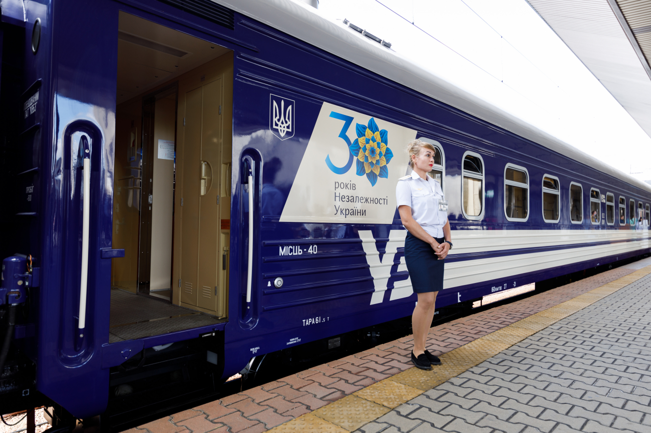 Укрзалізниця показала оновлений рухомий склад: на чому тепер возять українців (фото)