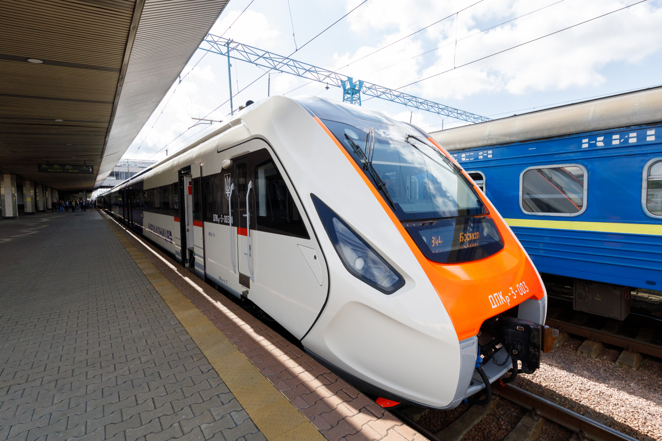 Укрзалізниця показала оновлений рухомий склад: на чому тепер возять українців (фото)