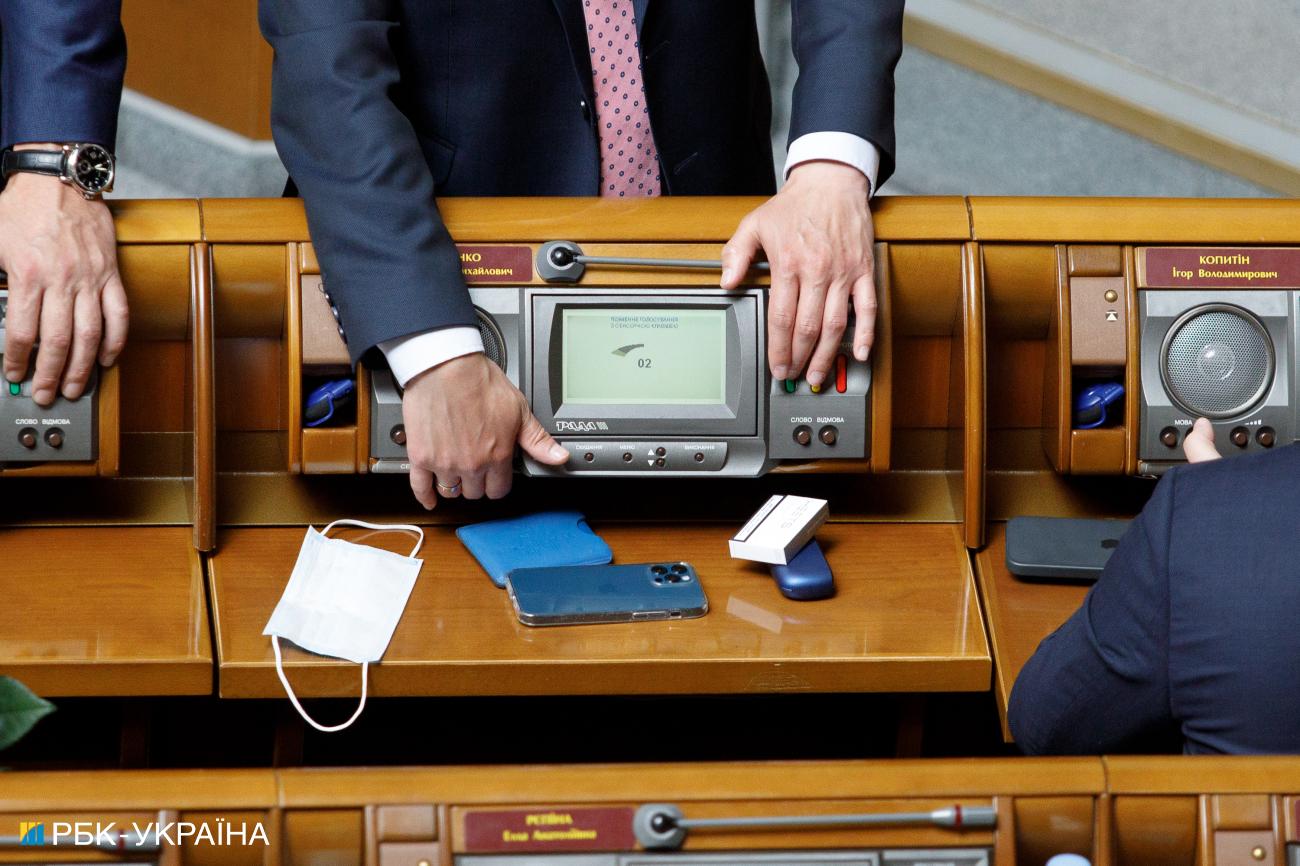 Неширокая коалиция. Как "За майбутнє" и "Довира" помогают партии власти