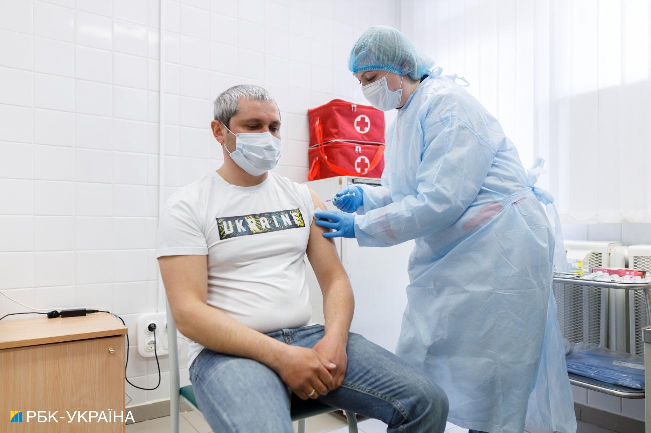 Укол каждому. Где в мире вводят обязательную вакцинацию и чего ждать украинцам