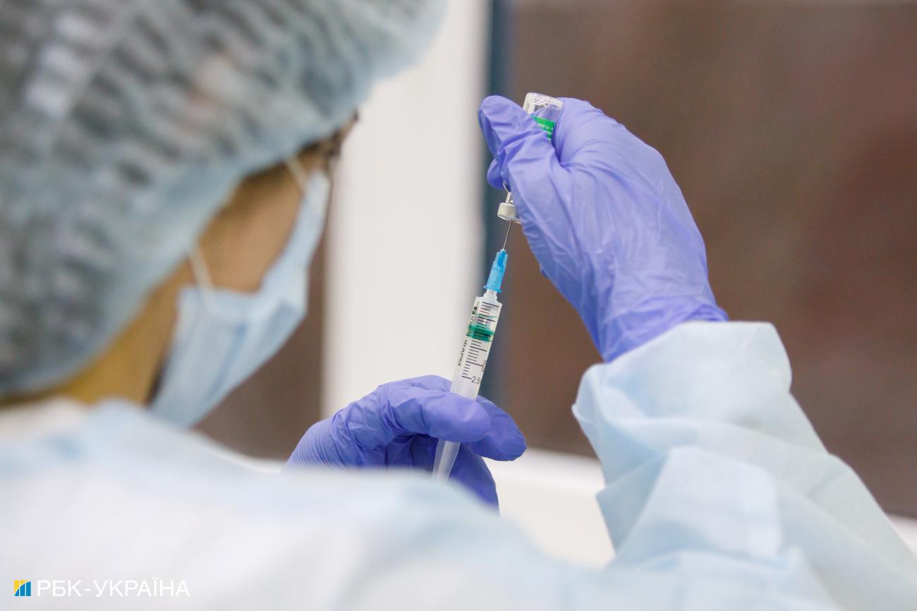 "Дорогая бумажка". Как украинцев наказывают за подделку "ковидных" документов