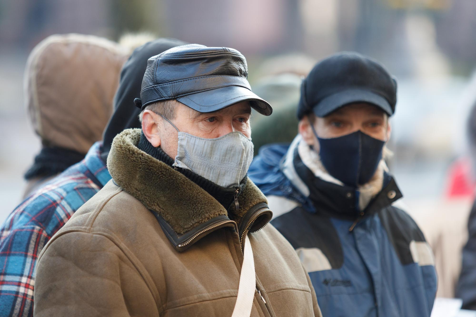 Как не подцепить вирус в местах больших скоплений людей: советы Минздрава