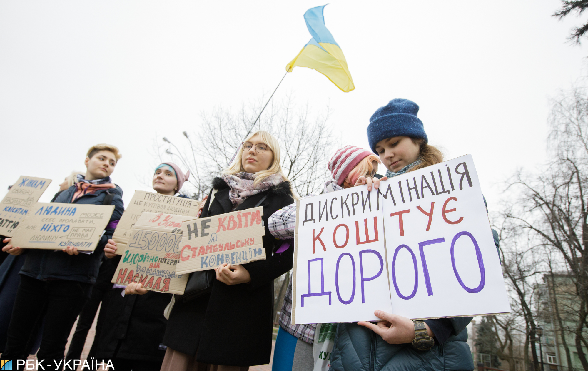 Не день "весни й краси". Історія свята 8 березня та чи скасують його в Україні