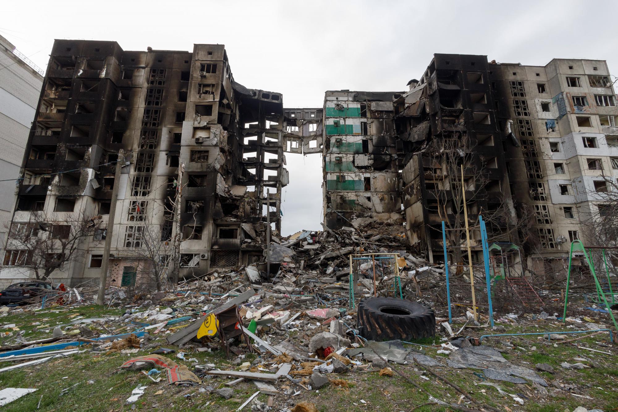 Дніпро сьогодні і Бородянка майже рік тому: злочини держави-терориста на двох фото