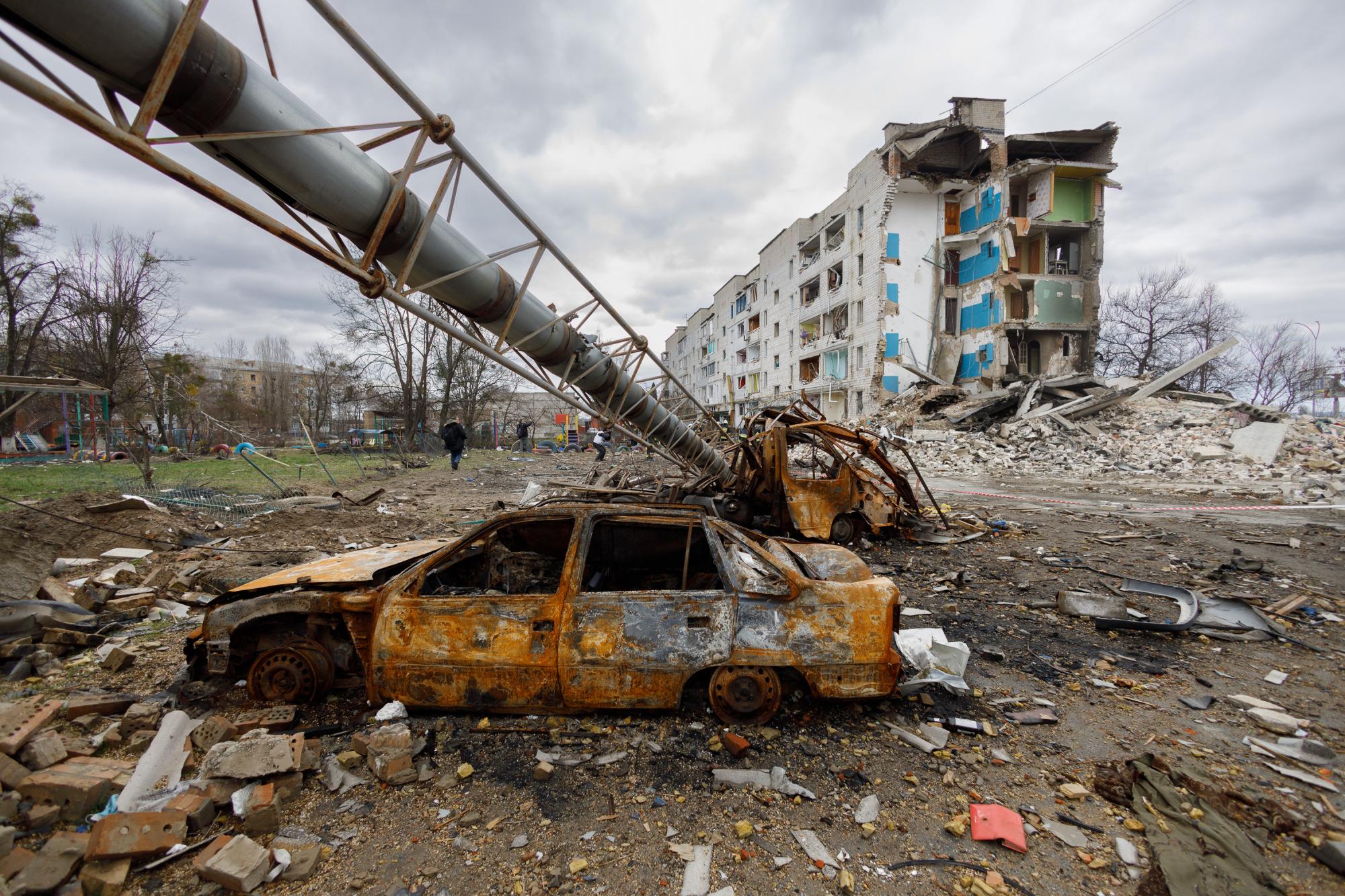 Дніпро сьогодні і Бородянка майже рік тому: злочини держави-терориста на двох фото