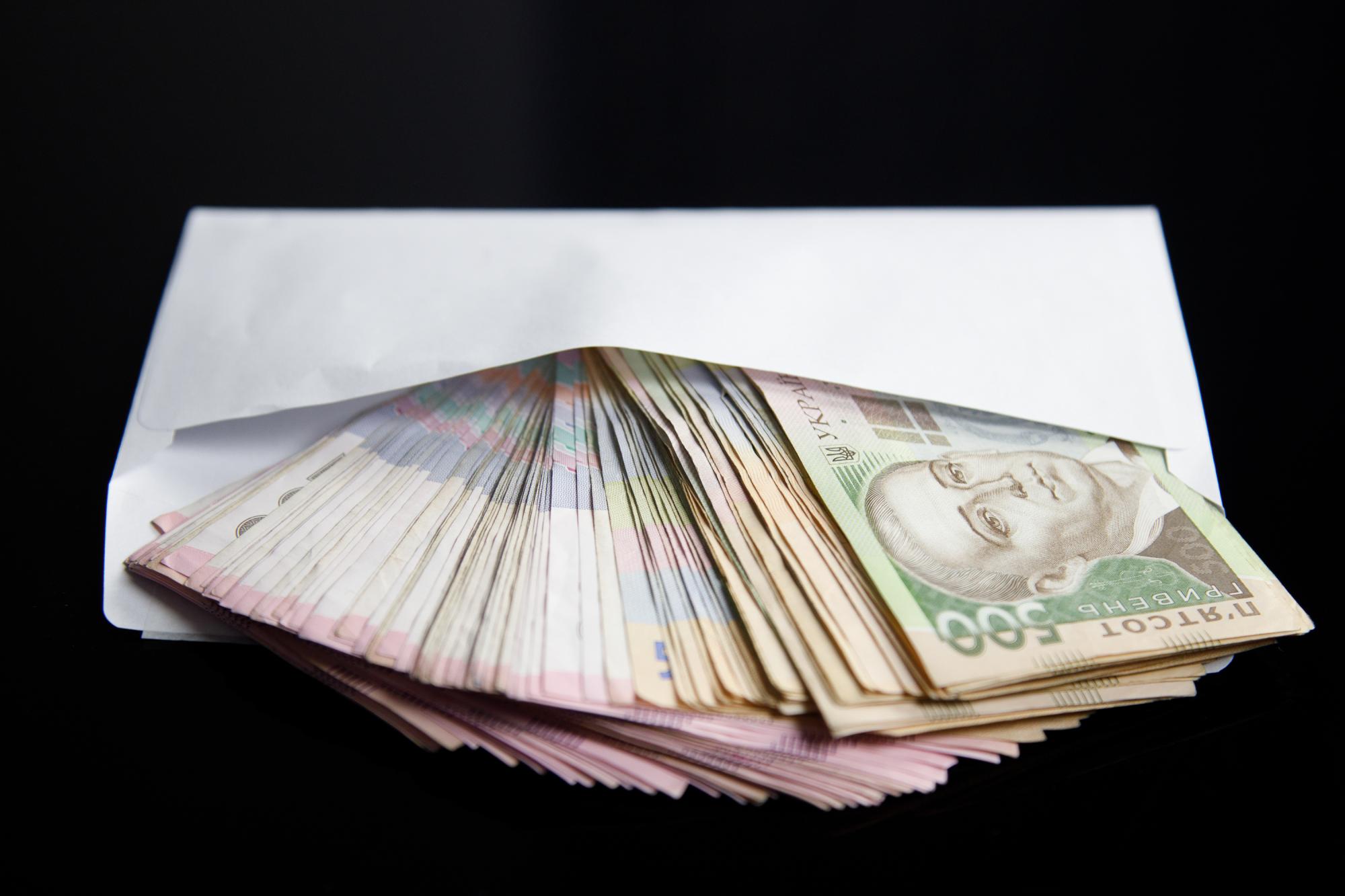 Долари чи гривні? В якій валюті краще зберігати гроші під час війни: поради експертів