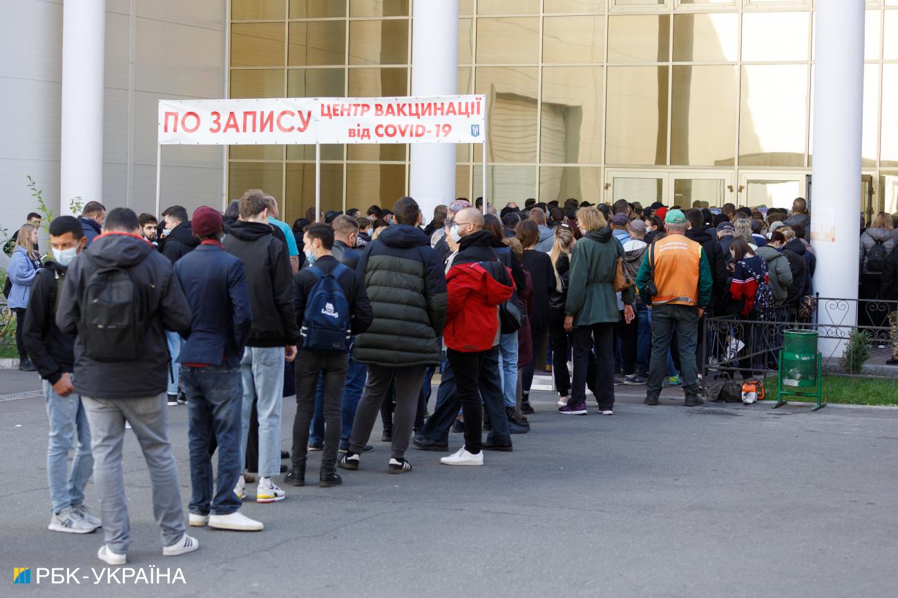 Цена народной любви. Зачем власть активно раздает деньги украинцам