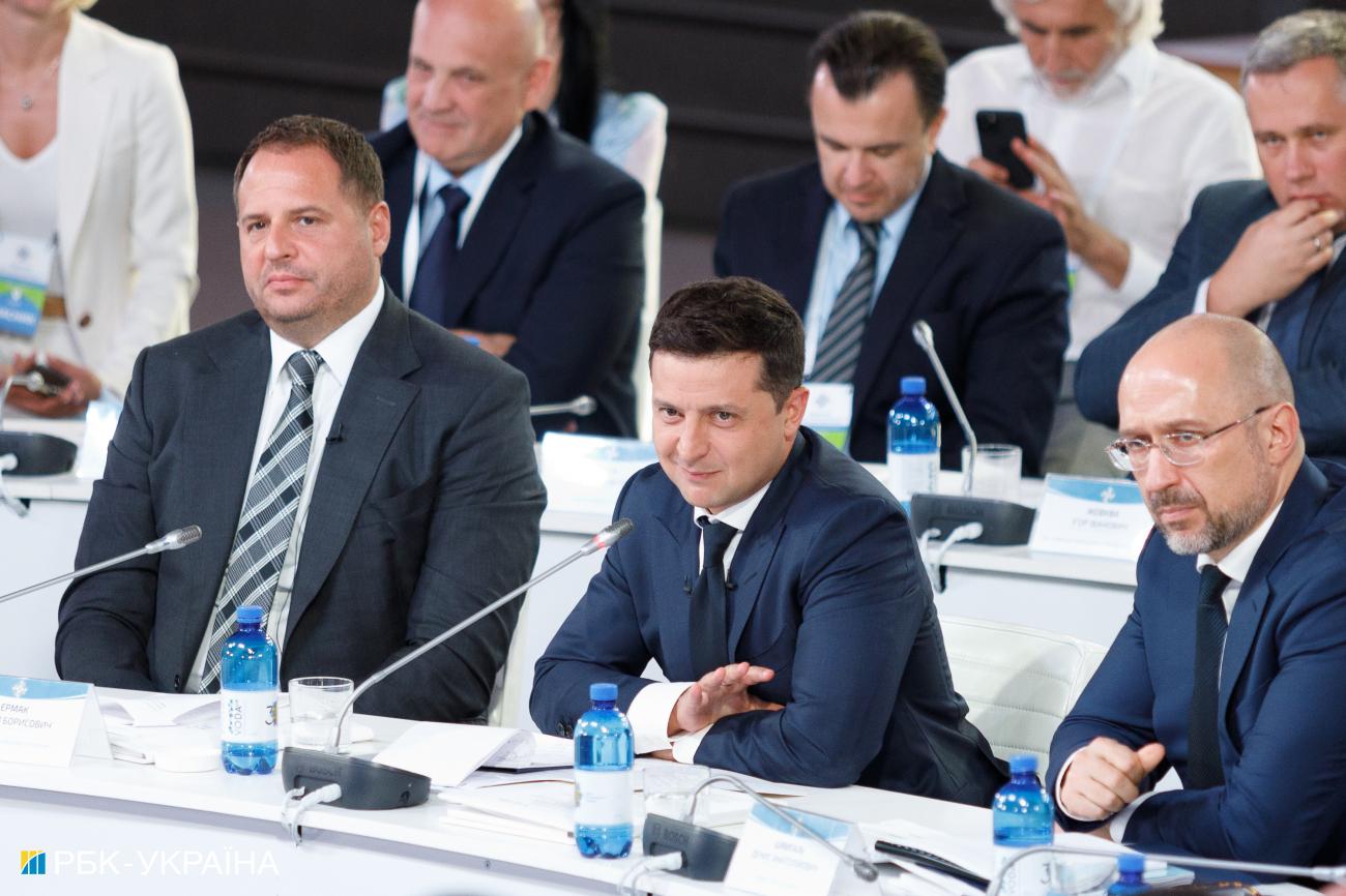 Гра в монополію. Як "Слуга народу" збирається звільнити Разумкова і ряд міністрів