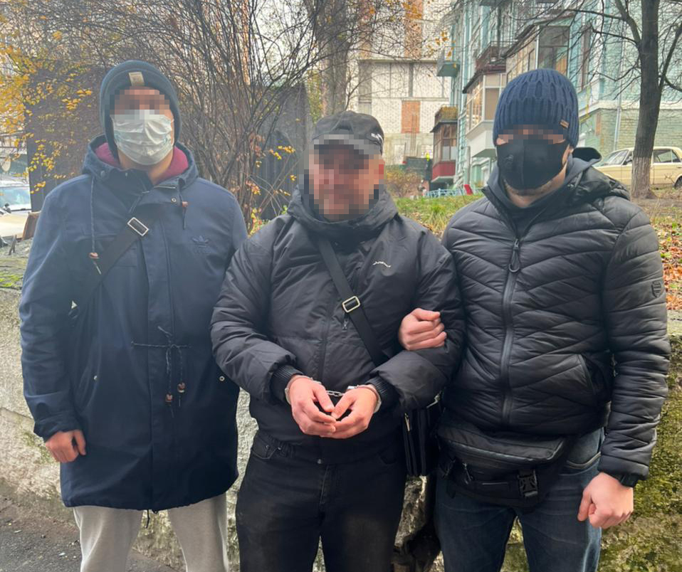 Обдурив пенсіонерів на 100 тисяч гривень: у Києві затримали шахрая