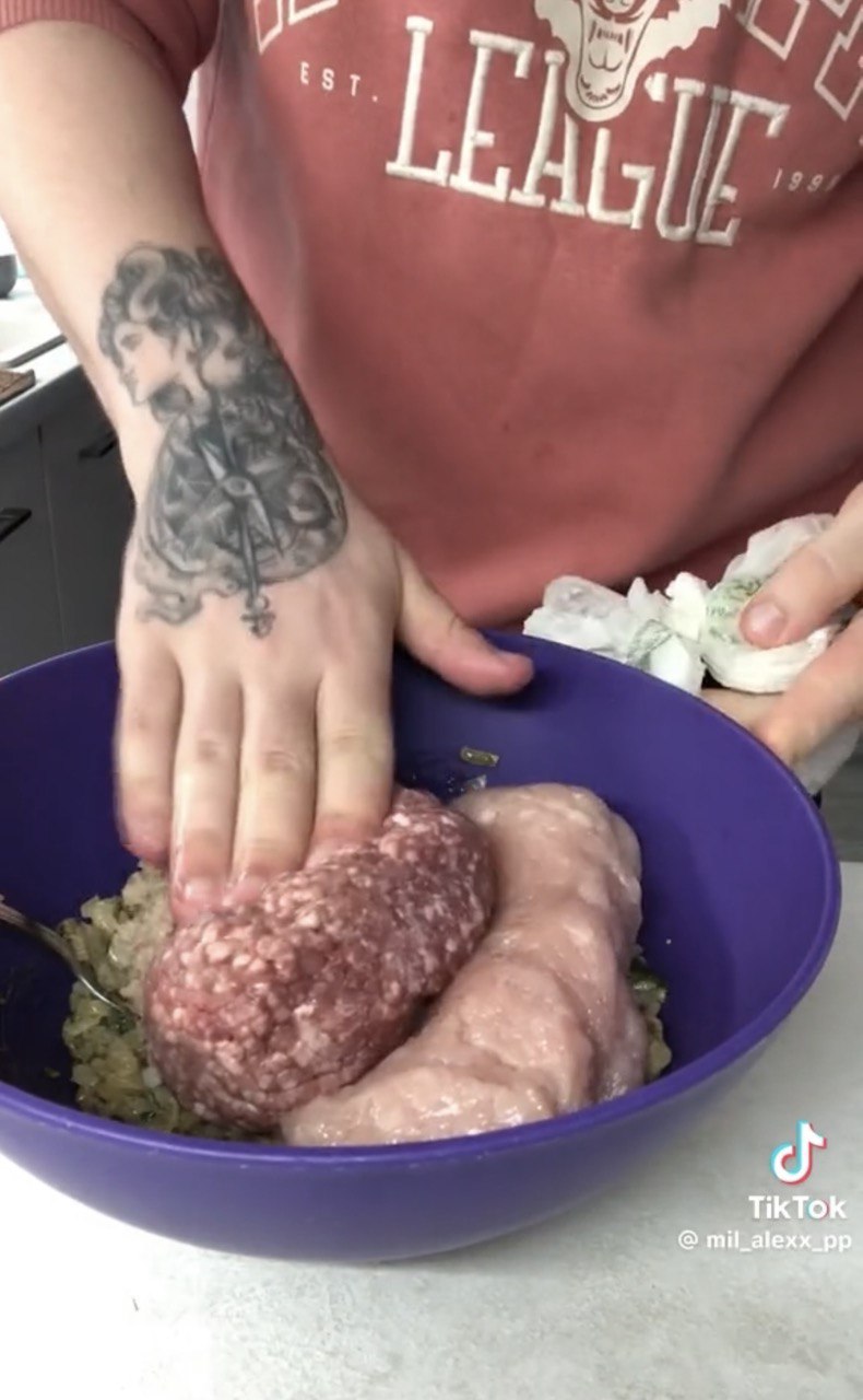 Смажити не потрібно: як приготувати смачні котлети по-німецьки (відео)