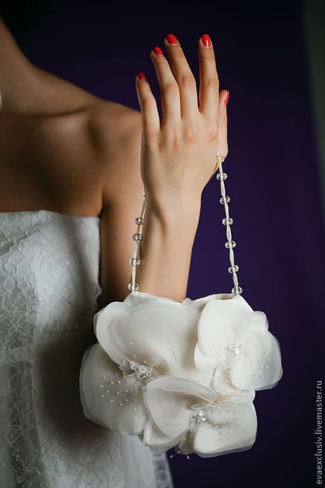 Як акуратно та доречно додати квіткові аксесуари у свій гардероб