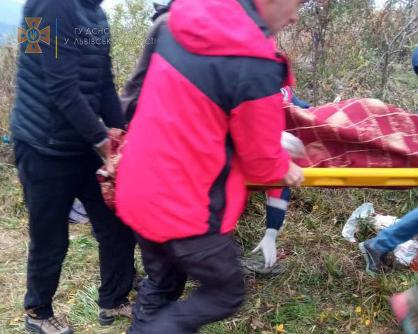 Водитель был пьян: в Карпатах перевернулось авто с туристами, которые праздновали мальчишник