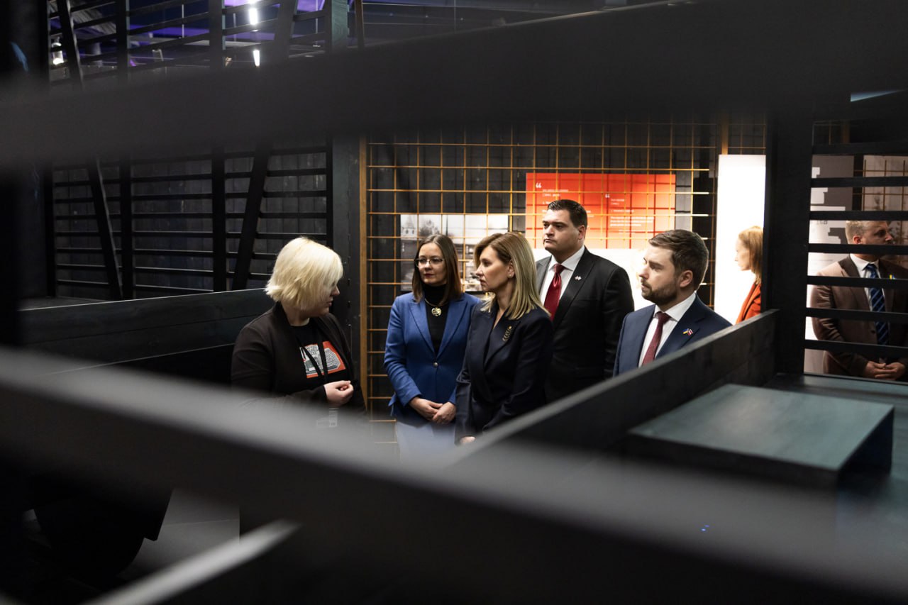 Елена Зеленская в латвийском музее оккупации показала, как носить черный брючный костюм (фото)