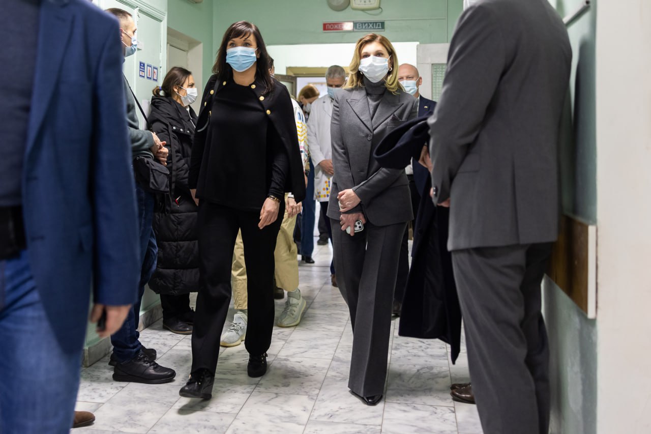 Олена Зеленська показала, як носити класичний костюм з цікавою формою брюк (фото)