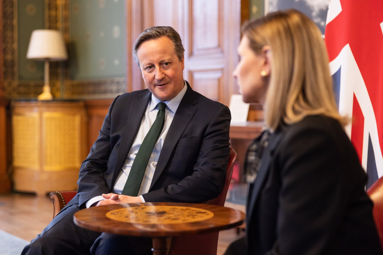 Олена Зеленська показала, як поєднати трендову сорочку у клітинку з класичним костюмом (фото)