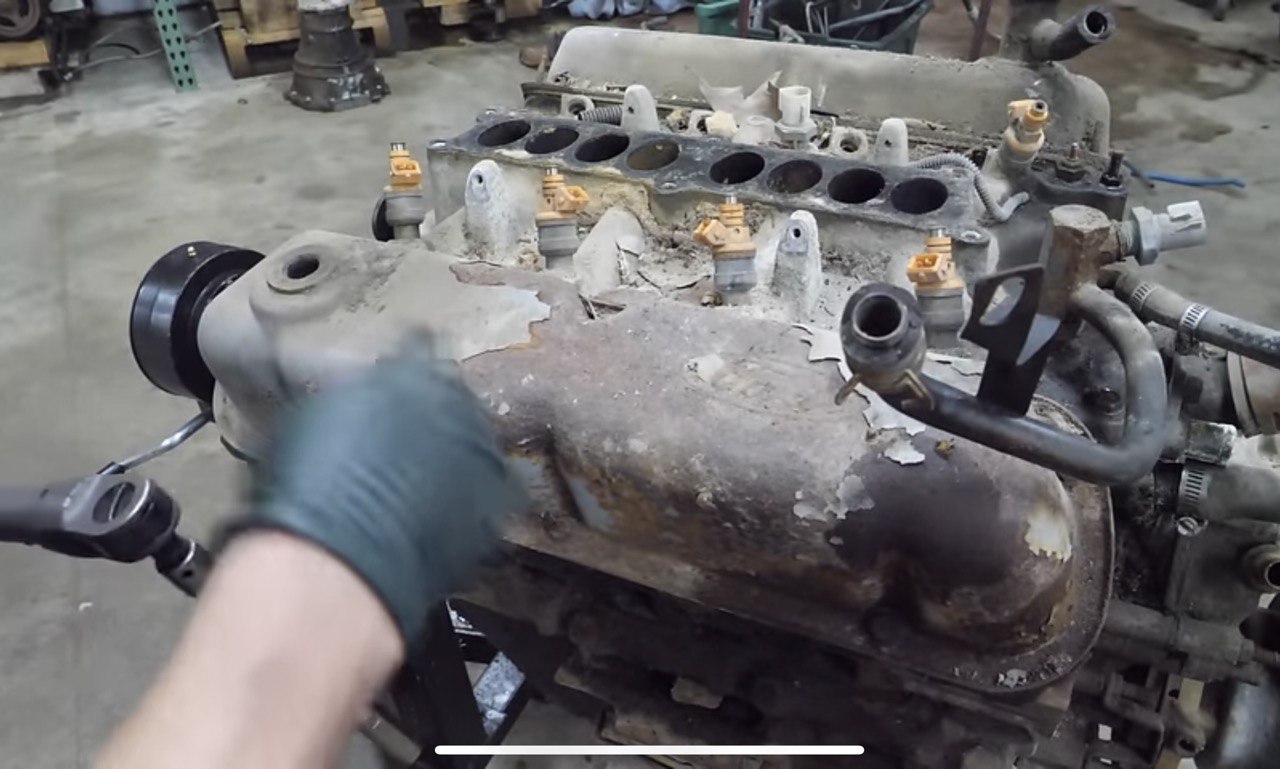 Вот что будет с двигателем, если не ездить на автомобиле 17 лет (видео)