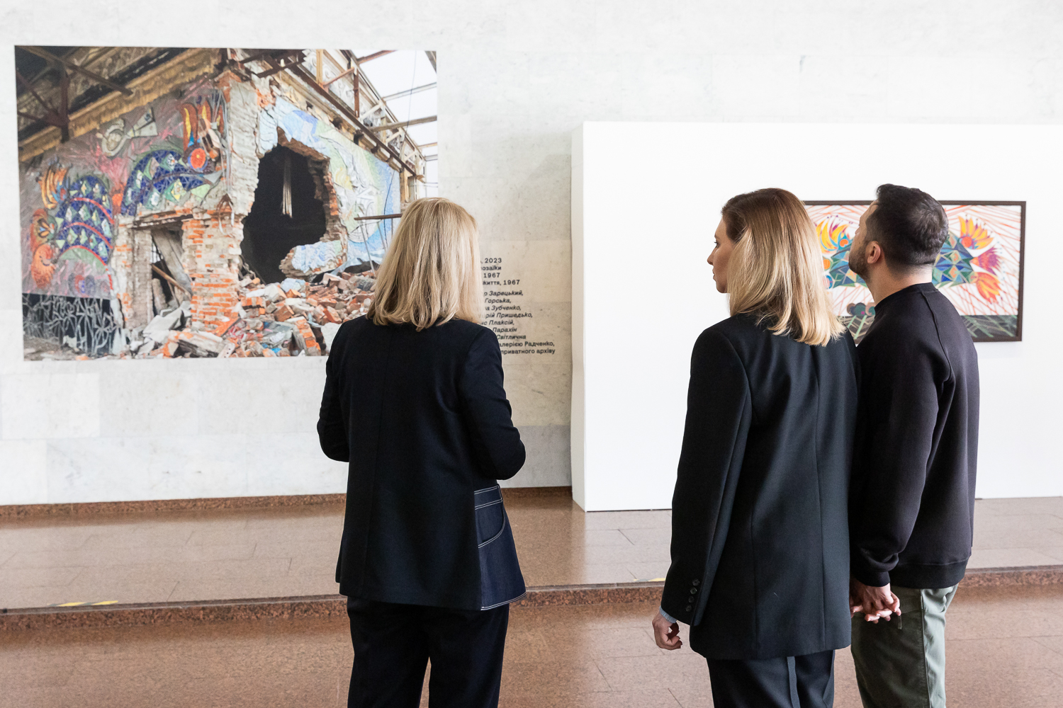 Держатся за руки и смотрят в будущее: супруги Зеленские впервые за долгое время появились на публике