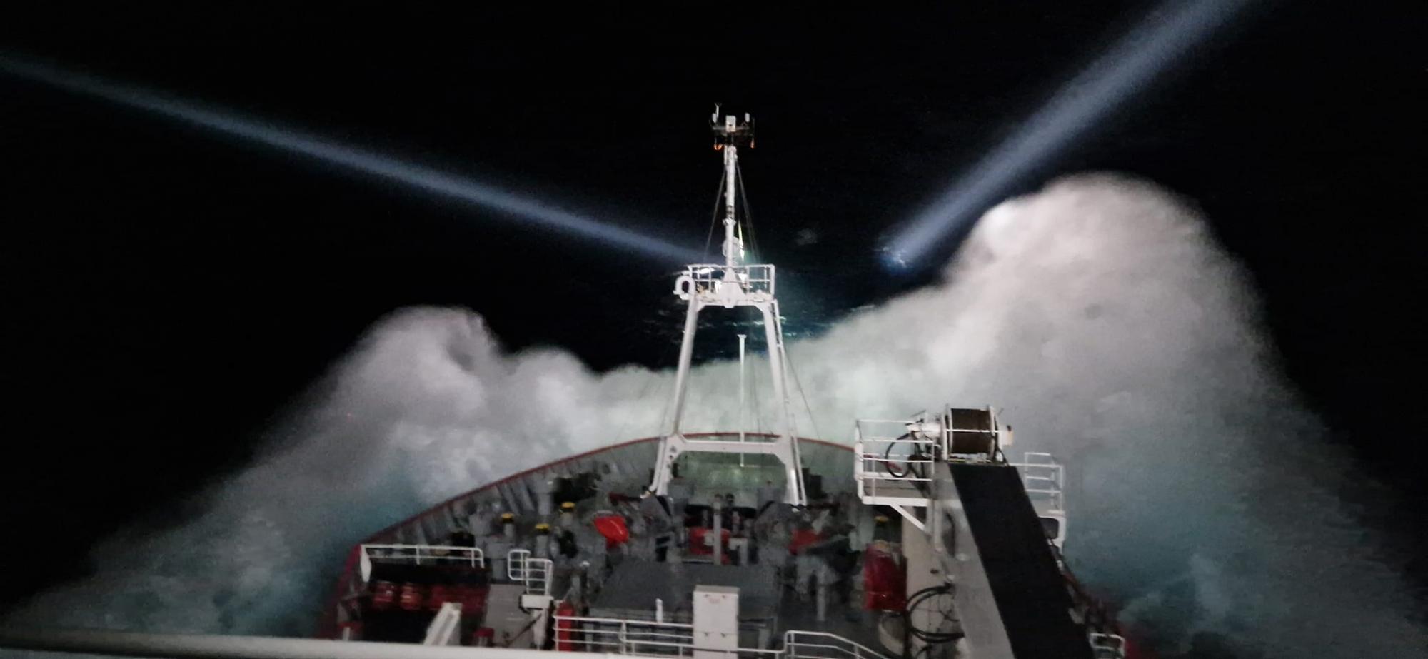 Хвилі 10 метрів: українські полярники показали "луна-парк", з якого важко вийти (фото)