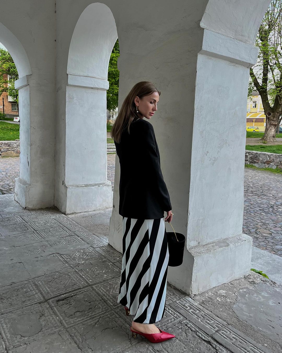 Це головний тренд: стиліст показала, як правильно носити смугастий принт
