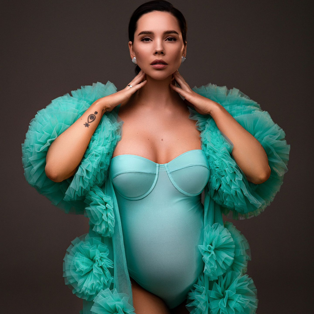 Дружина Євгена Кота засвітила вагітний животик на останніх сроках у яскравій фотосесії