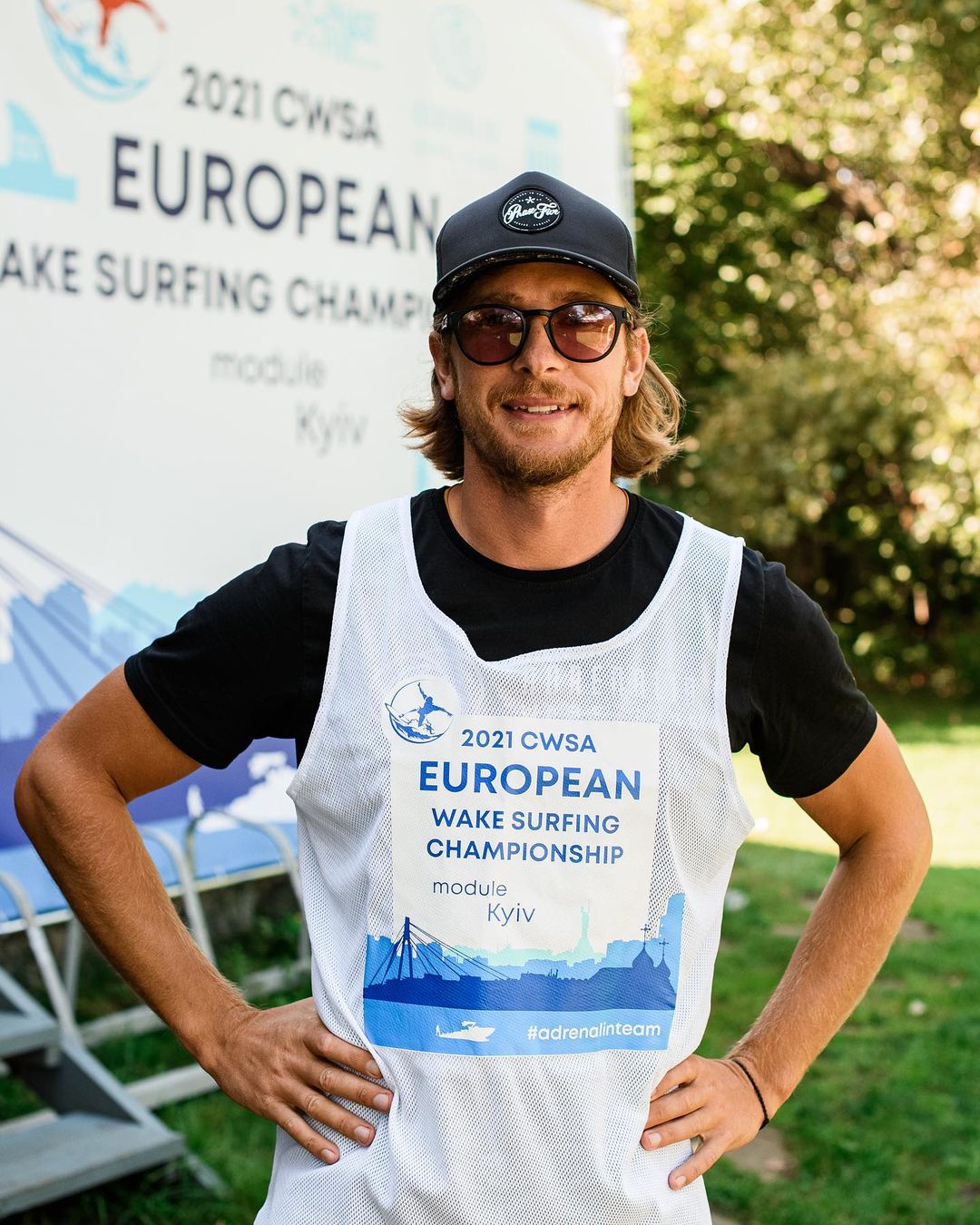 Спортсмен-серфингист: как выглядит родной брат Кати Осадчей (фото)