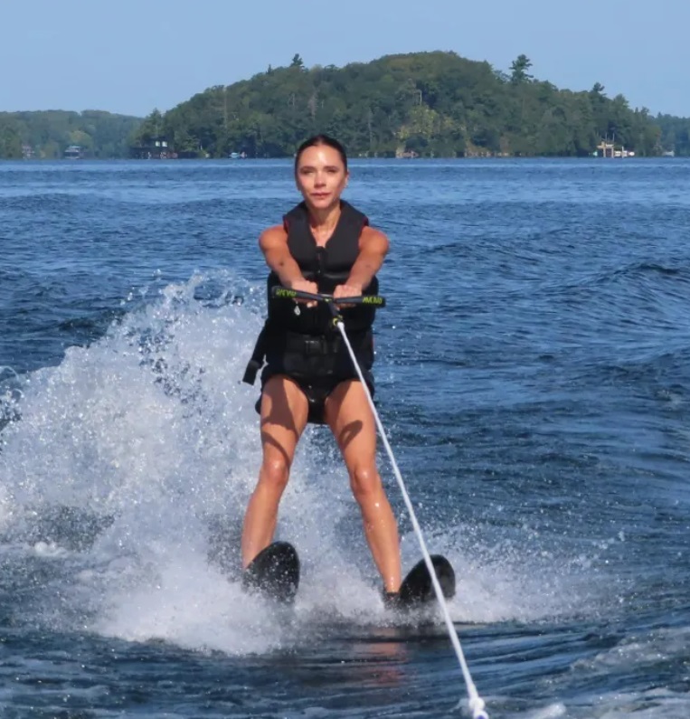 Вікторія Бекхем у свої 50 років виглядає просто топ! У чому секрет молодості зірки