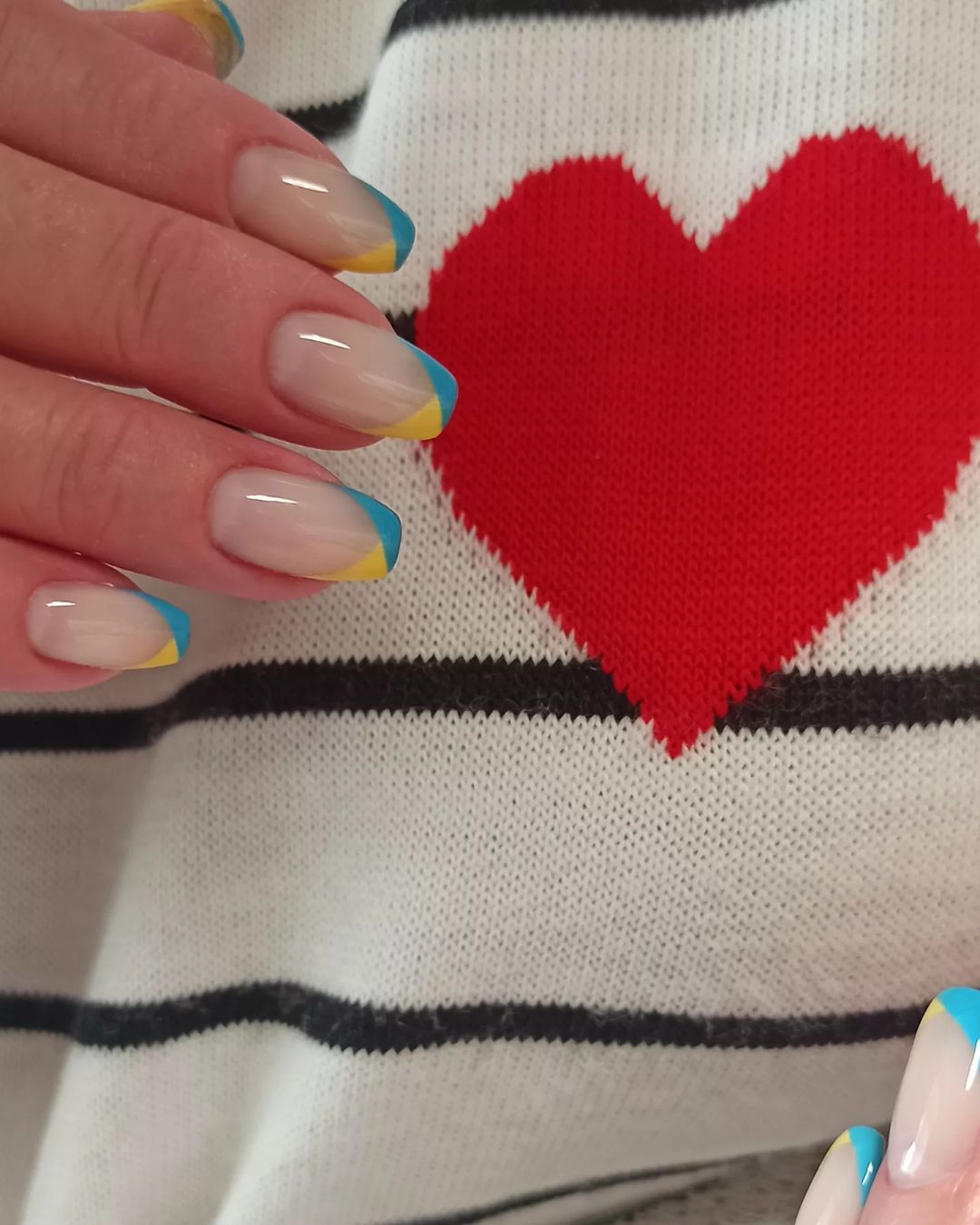 Идеи патриотического маникюра в желто-голубых цветах для празднования Дня Независимости Украины: фото