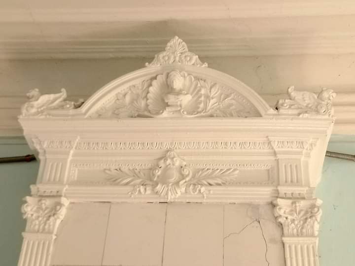 В заброшенном здании Чернобыля нашли старинный камин: фото уникальной находки