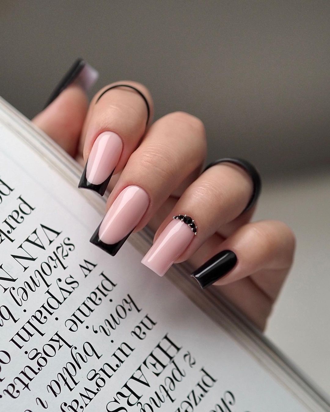 Как выглядит модный черный маникюр на осень 2024 года: идеи стильных дизайнов