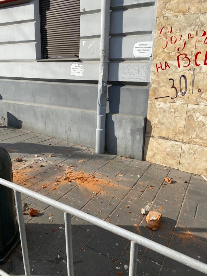 Львов накрыло мощным ураганом: стихия сорвала крыши, снесла деревья и обвалила фасады зданий