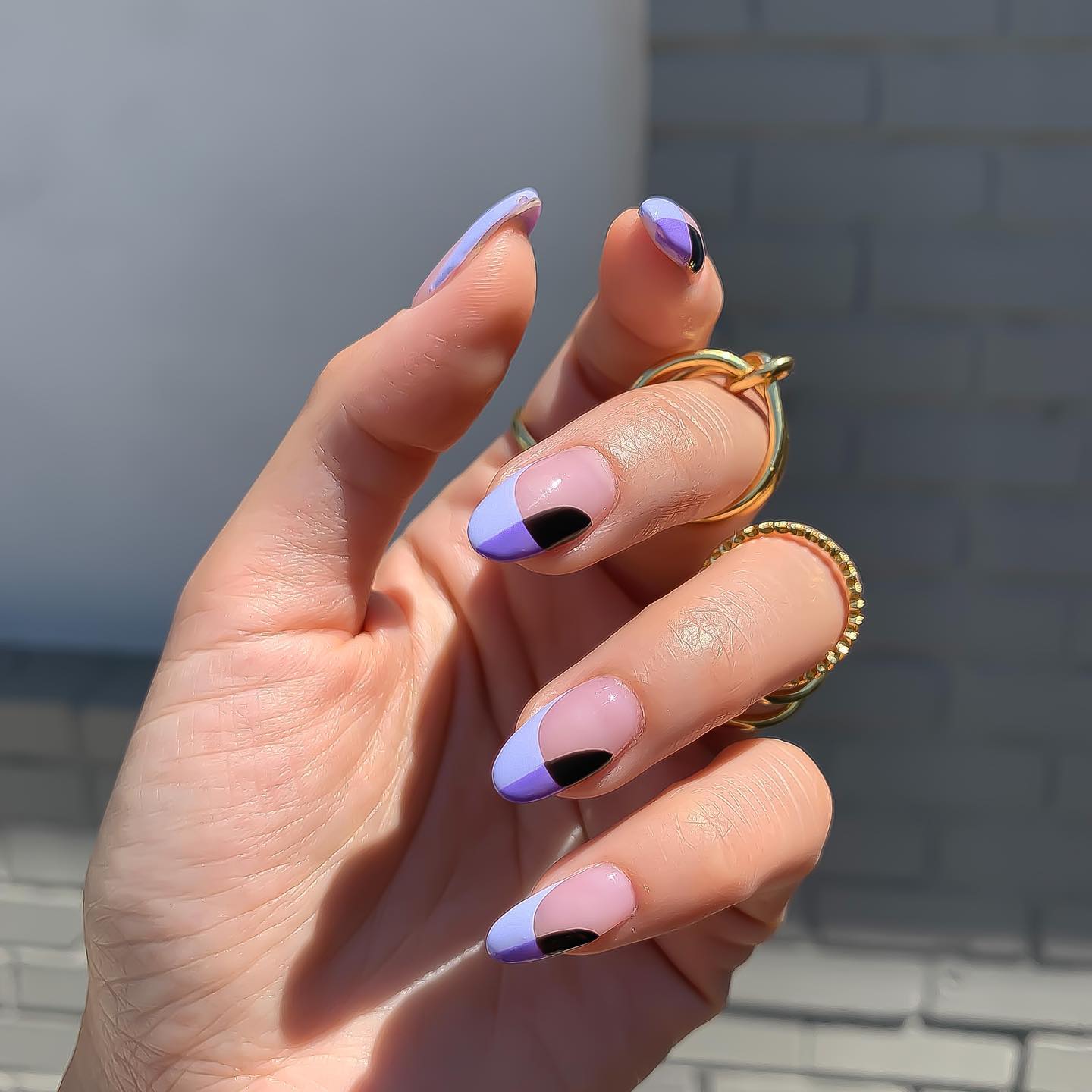 8 ідей фіолетового французького манікюру: від блискучих кінчиків до лавандових акцентів