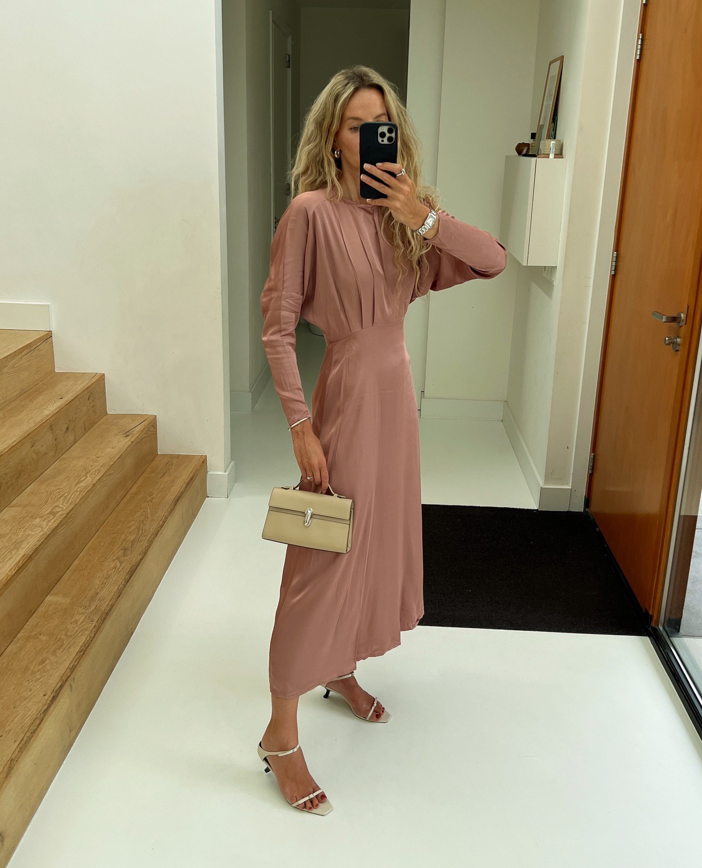 Джамала показала, как носить самый модный оттенок сезона - пудро-розовый