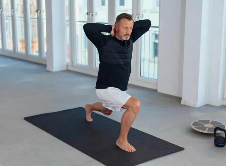 6 найкращих вправ з вагою, які уповільнюють старіння