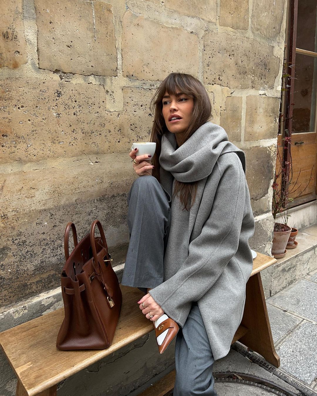 Які жіночі штани будуть наймоднішими зимою 2024-2025: фото трендових образів