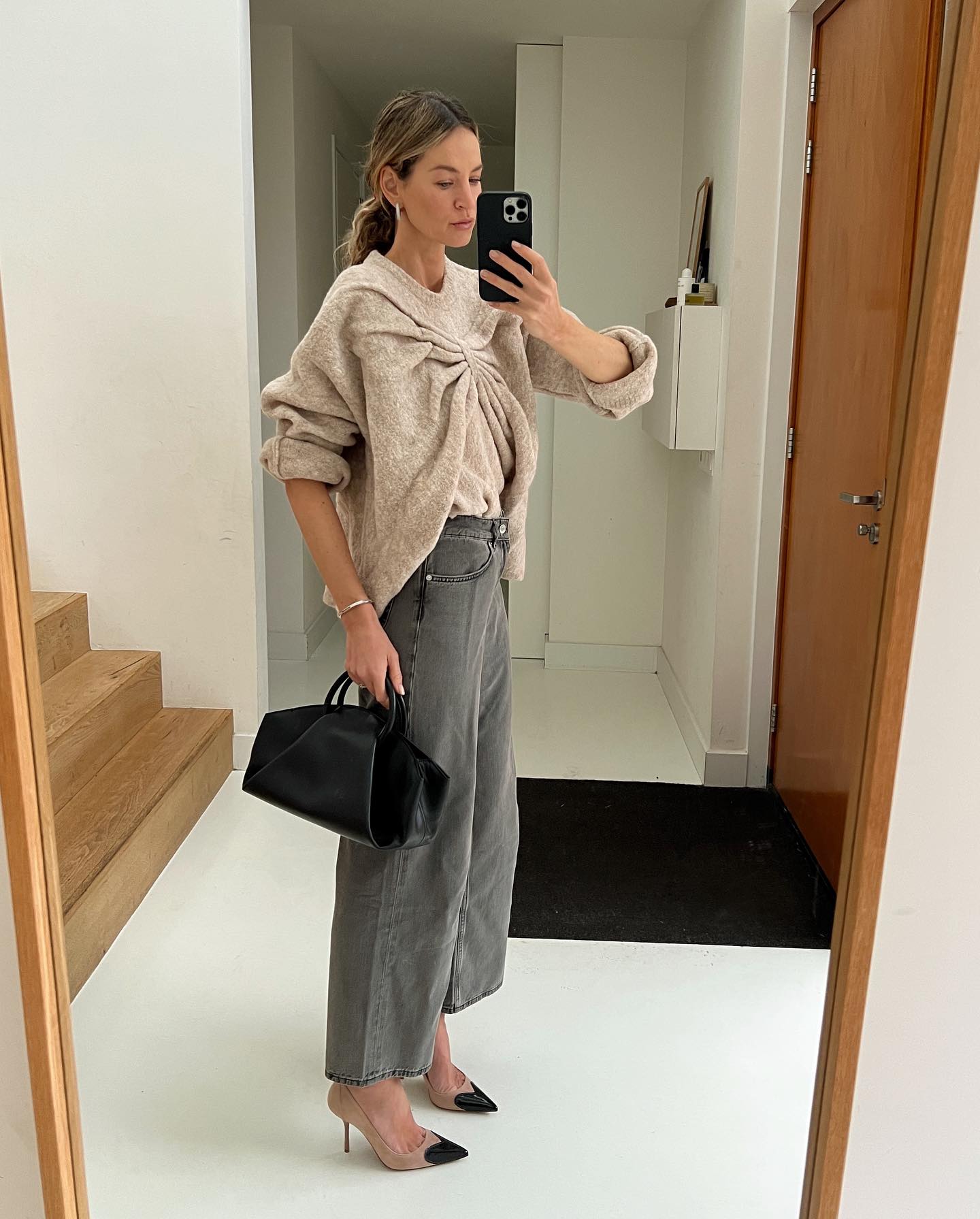 Сірий - не означає нудний: блогерка показала, з чим носити трендові джинси