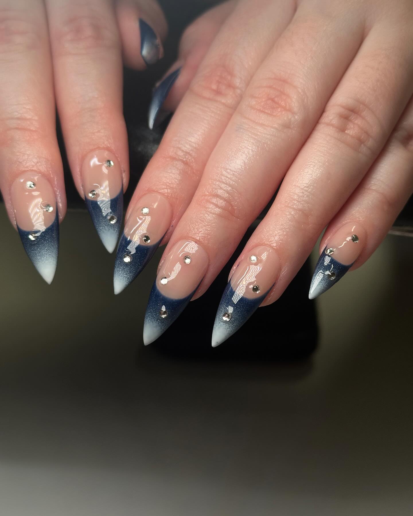 Новинки манікюру на осінь: 7 ідей трендового темно-синього "френча"