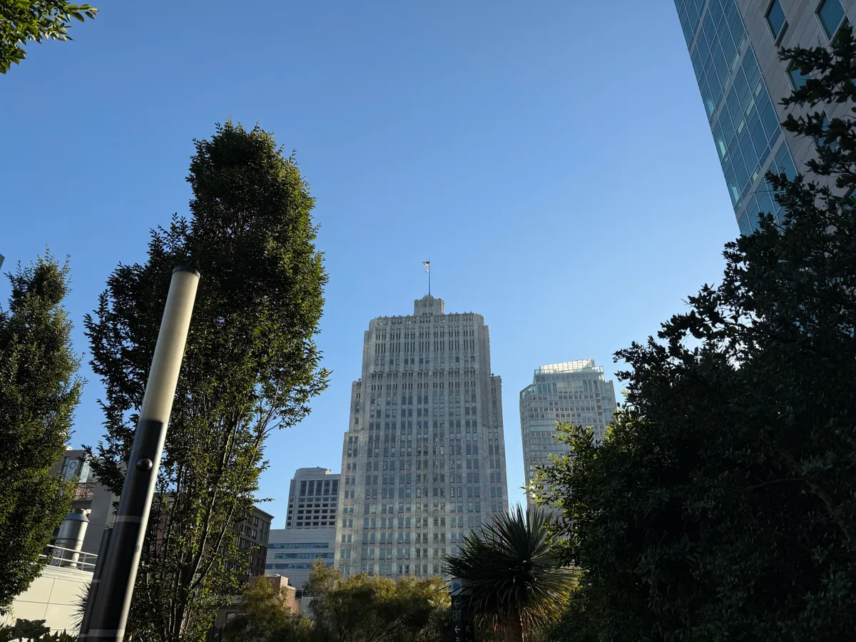 Порівняння камер iPhone 16 Pro Max та Samsung Galaxy S24: який телефон знімає краще (фото)