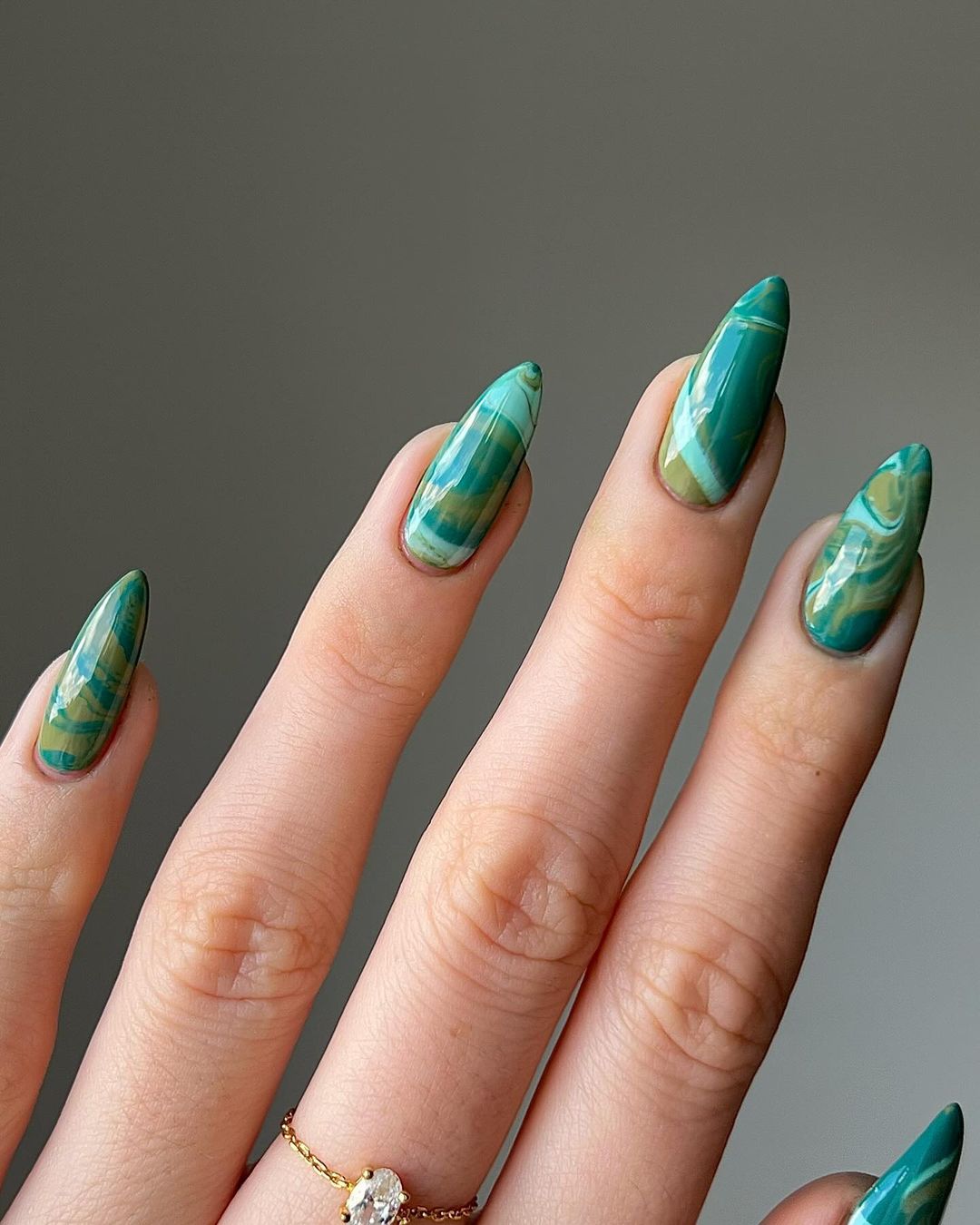 Який колір манікюру вибрати на Новий рік 2025: щасливий та модний відтінок на свято