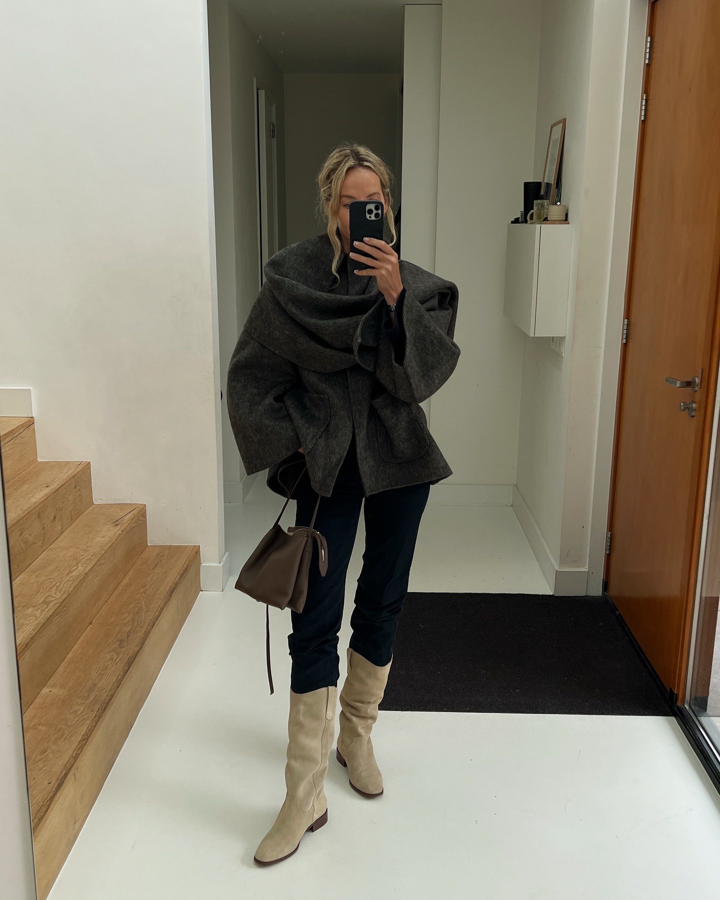 Які чоботи вважають наймоднішими цього року: трендові кольори на зиму 2024-2025