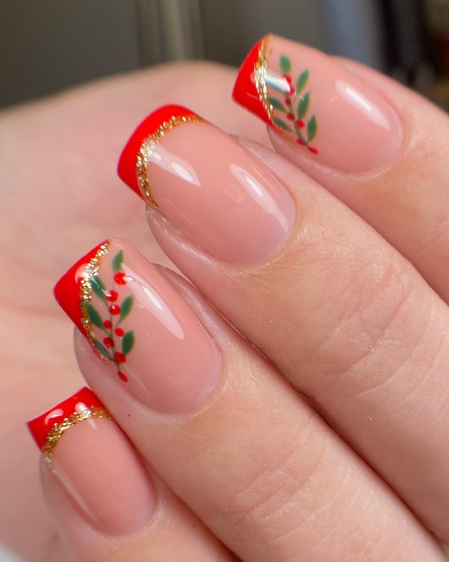 Свято на нігтях: 10 чудових ідей новорічного френч-манікюру