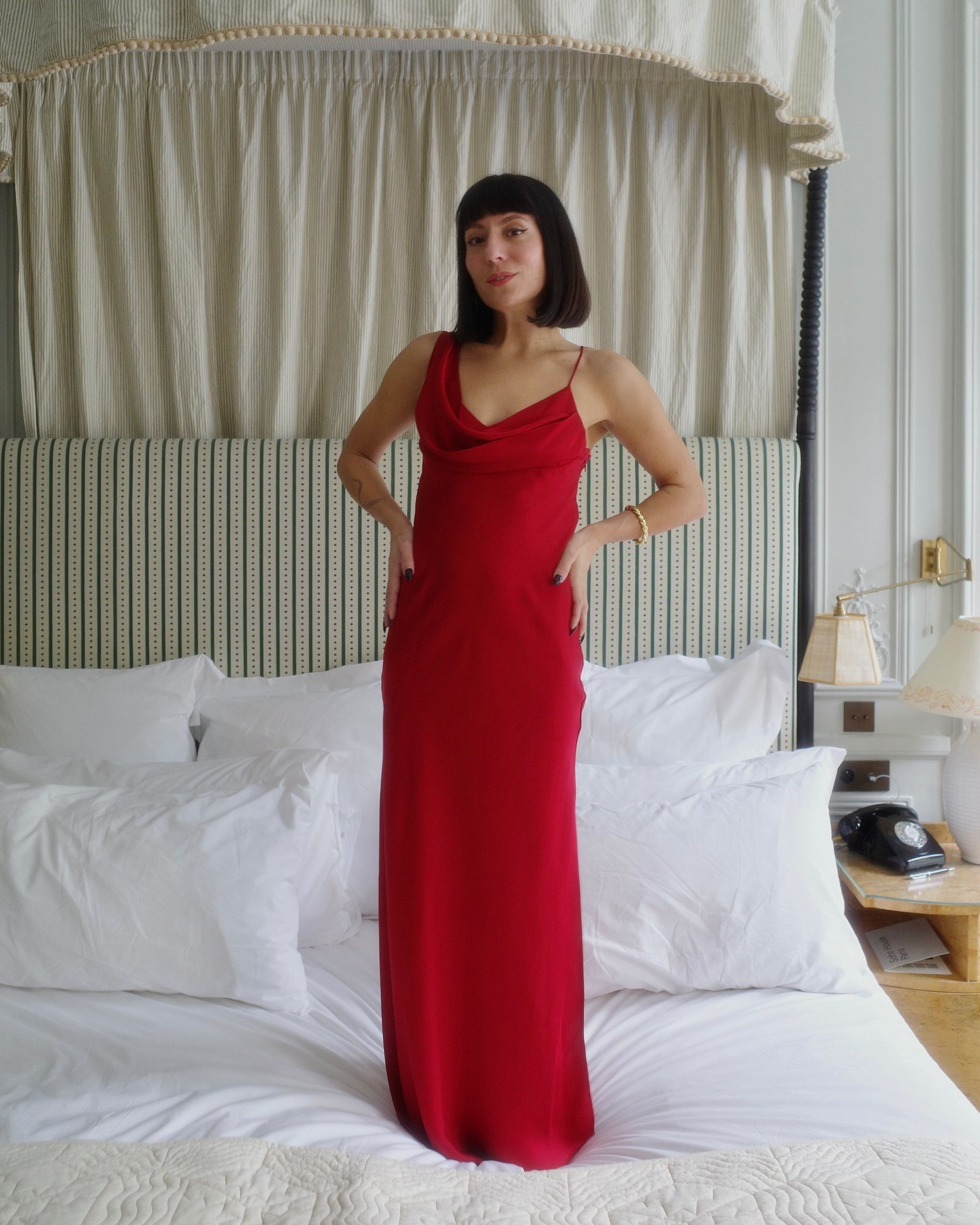 В чому зустрічати Новий рік 2025: добірка стильних образів із червоними сукнями